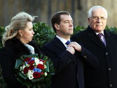 Prezident Klaus při návštěvě ruského prezidenta Medveděva pochválil ruského uchazeče za zapojení českého průmyslu.