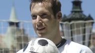 Únor 2004 - Podepsal pětiletou smlouvu s Chelsea platnou od 1. července téhož roku, jeho dosavadní klub Stade Rennes za něj dostal okolo sedmi milionů liber (zhruba 420 milionů korun), čímž se Čech stal třetím nejdražším českým hráčem po Nedvědovi a Rosickém.
