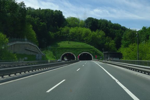 Typický obrázek ze Slovinské dálnice. Tunely často střídají mosty a opačně. V nich je třeba dbát na omezenou rychlost 100 km/h