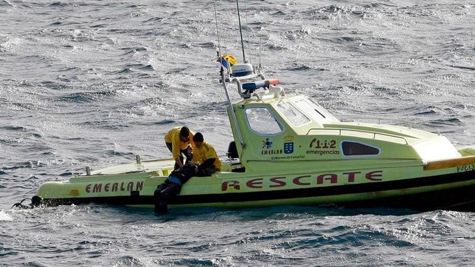 Záchranáři loví u břehů Kanárských ostrovů těla utonulých běženců