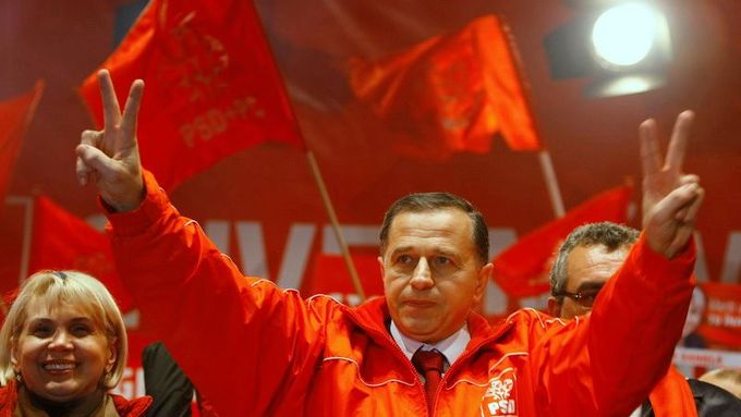 Šéf rumunských sociálních demokratů Mircea Geoana oslavuje.