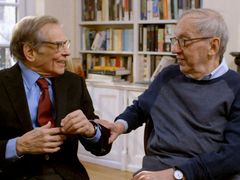 Novinář Robert Caro a redaktor Robert Gottlieb na snímku z dokumentárního filmu Turn Every Page, který o nich vznikl vloni.