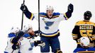 7. finále NHL 2018/19, Boston - St. Louis: Ryan O'Reilly slaví se spoluhráči gól na 0:1.