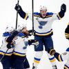 7. finále NHL 2018/19, Boston - St. Louis: Ryan O'Reilly slaví se spoluhráči gól na 0:1.