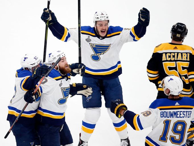 7. finále NHL 2018/19, Boston - St. Louis: Ryan O'Reilly slaví se spoluhráči gól na 0:1.