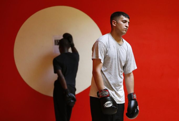 Unemployed Belgian Mohamed Sammar reacts during a "Fit for a job" boxing class in Brussels July 1, 2013. Sammar, 27, has been looking for a job in the construction sector for 2 years. "Fit for a job" is the initiative of former Belgian boxing champion Bea Diallo, whose goal was to restore the confidence of unemployed people and help them find a job through their participation in sports. Picture taken July 1, 2013. REUTERS/Francois Lenoir (BELGIUM - Tags: SPORT BOXING SOCIETY BUSINESS EMPLOYMENT) Published: Čec. 5, 2013, 4:31 odp.