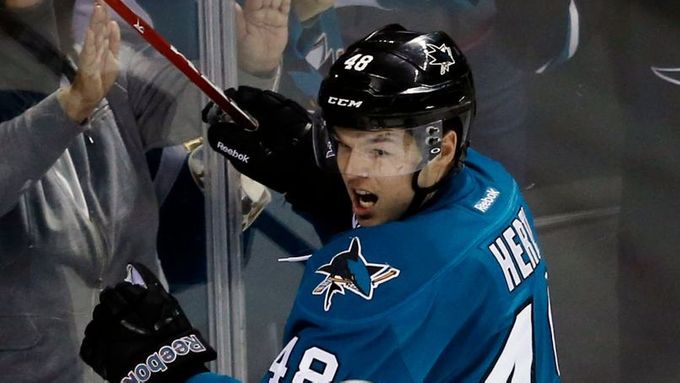 Tomáš Hertl si jako hráč San Jose v nové sezoně NHL pořádně zalétá.