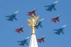 Foto: Nejmodernější stíhačky, málo zahraničních hostů. Rusko obří přehlídkou oslavilo Den vítězství