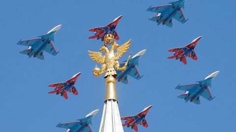 Velkolepá vojenská přehlídka. Rusové oslavili Den vítězství, ukázali nejmodernější stíhačky