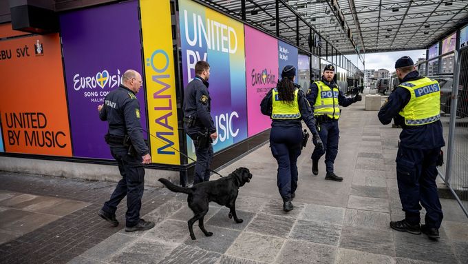 Policie hlídkuje před Malmö Arenou během probíhajících bezpečnostních prací před soutěží Eurovize.
