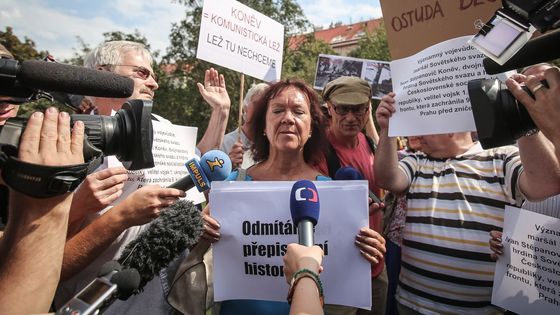 Komunisté v čele s Martou Semelovou protestovali proti doplňkové tabulce u sochy maršála Koněva.