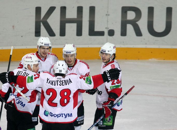 Vjačeslav Bělov (vlevo), Maxim Jakucenja (28) a Stanislav Christov (vpravo) se radují z kontaktního gólu Jana Bulise, kterým Čeljabinsk snížil na 1:2.