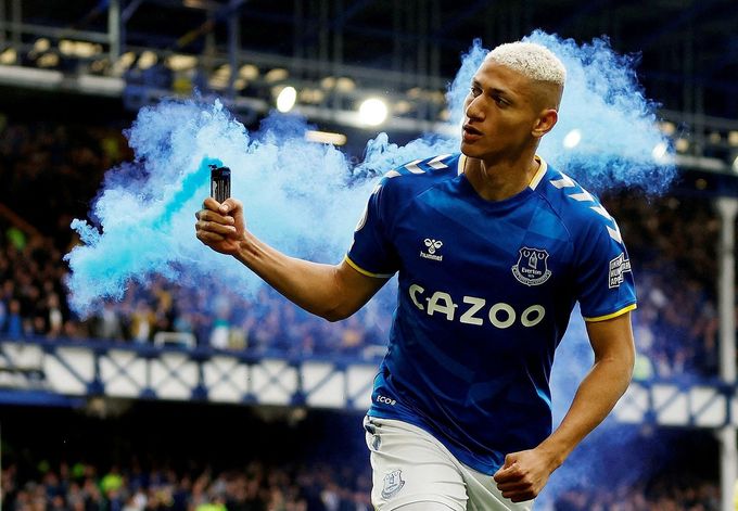 Brazilec Richarlison z Evertonu při utkání anglické fotbalové ligy proti Chelsea