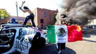 2025: demonstrant rozbíjí skateboardem autonomní vůz Waymo, násilné protesty proti federálním zásahům přerůstají v ničení majetku.