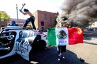 2025: demonstrant rozbíjí skateboardem autonomní vůz Waymo, násilné protesty proti federálním zásahům přerůstají v ničení majetku.