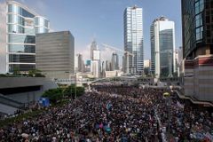 Policie protesty nezpacifikovala, Hongkong dál bouří
