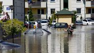 Přeměstí Varšavy, Piaseczno. Muž už to vzdal, teď dokumentuje pro pojišťovnu škody...