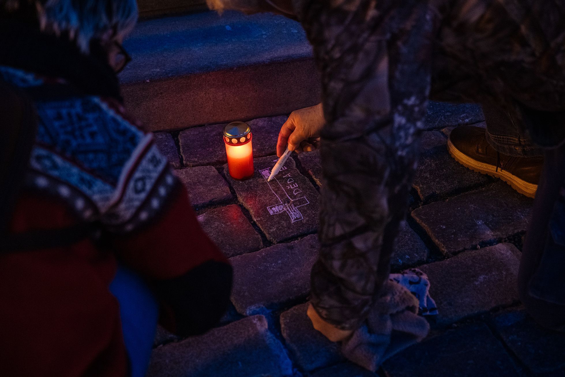 Jednorázové užití / Fotogalerie / Když kříže na Staromáku dostanou jména. Lidí spontánně uctívají zemřelé.