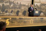 Když byl americký prezident v Praze naposledy - v červnu 2007 to byl ještě G.W.Bush - mluvil uvnitř Černínského paláce a historické pozadí měl za sebou namalované.