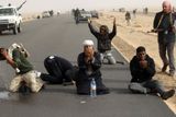 Povstalci se modlí v přestávce mezi boji