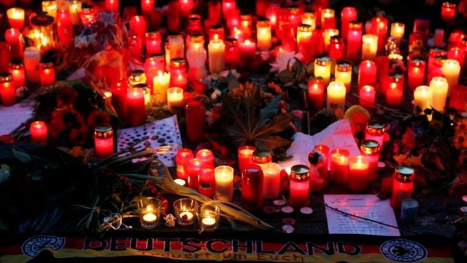 Smutek po tragédii na Loveparade v Duisburgu