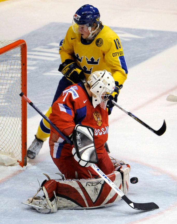 Ruský hokejový brankář Sergej Bobrovskij na MS juniorů 2008 v Česku.