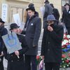 Miloš Zeman oznámil kandidaturu na prezidenta - jeho TK, aktivisté před Hradem