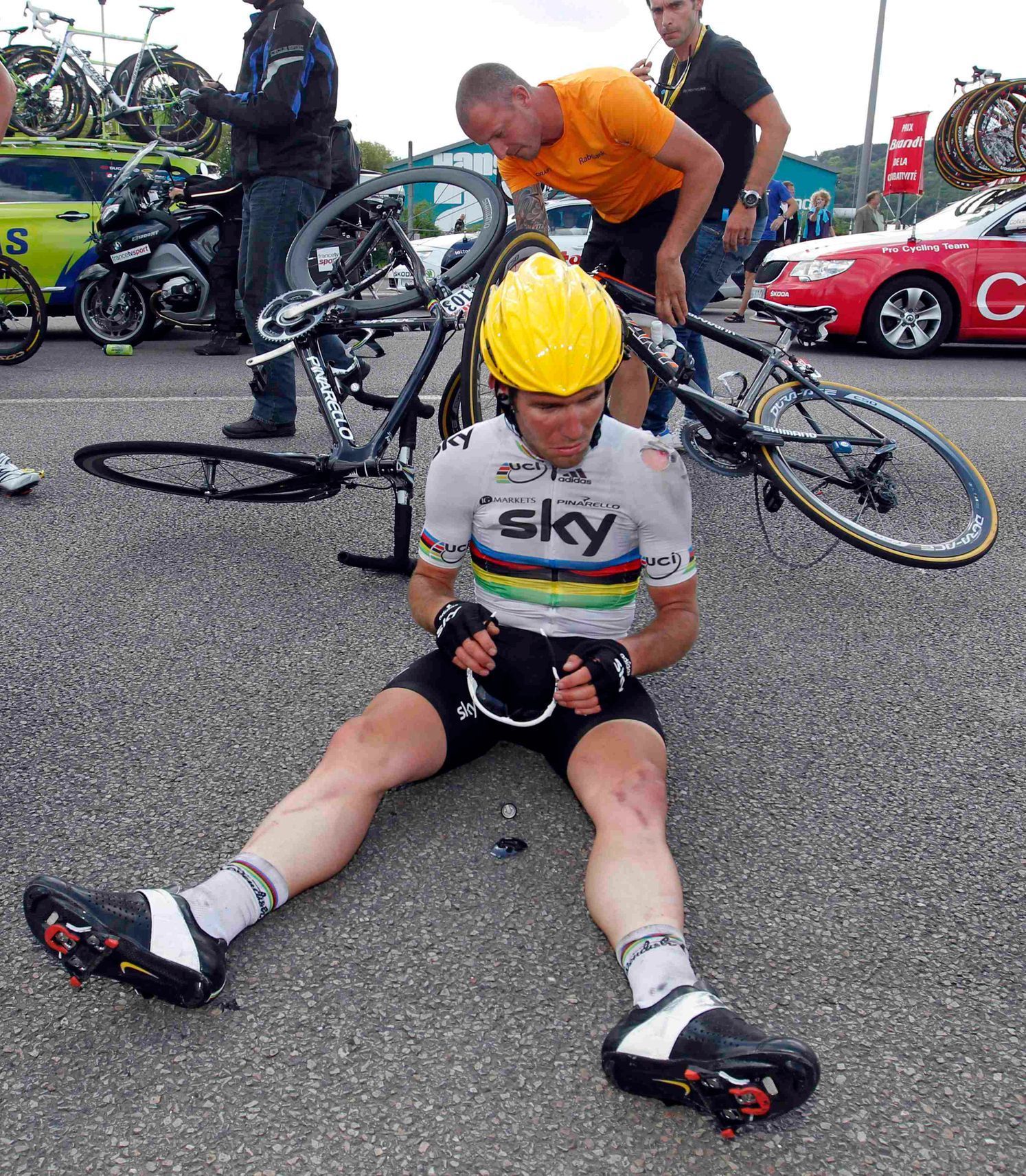 Britský cyklista Mark Cavendish po pádu během čtvrté etapy Tour de France 2012.