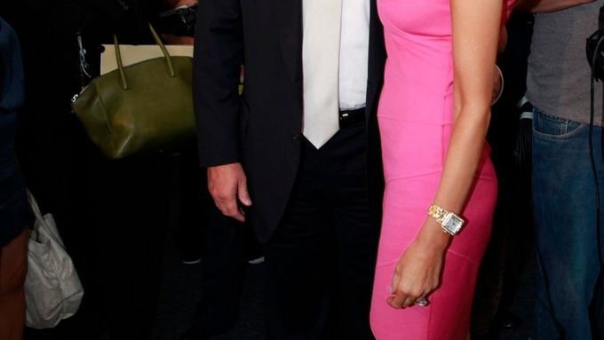 Donald Trump s manželkou Melanií pózují fotografům při odchodu z jedné z módních přehlídek v rámci newyorského Fashion Week.