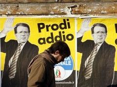 Pravicová Národní Aliance již vyvěsila volební plakáty. Loučí se na nich s premiérem Prodim.