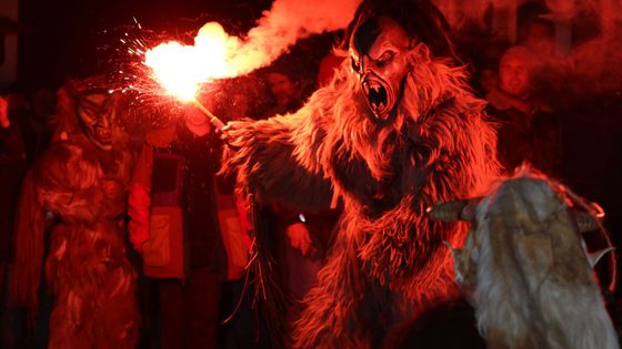 Masky krampusů jsou inspirovány filmovými i pohádkovými postavami. Každý si vyrábí svou originální.