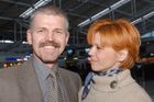 Petr Pavel se loučí se svou partnerkou Evou na letišti v Praze-Ruzyni, odkud 21. ledna 2003 odletěl na velitelství v Tampě na Floridě... Nyní se naopak loučí s armádou.