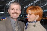 Petr Pavel se loučí se svou partnerkou Evou na letišti v Praze-Ruzyni, odkud 21. ledna 2003 odletěl na velitelství v Tampě na Floridě... Nyní se naopak loučí s armádou.