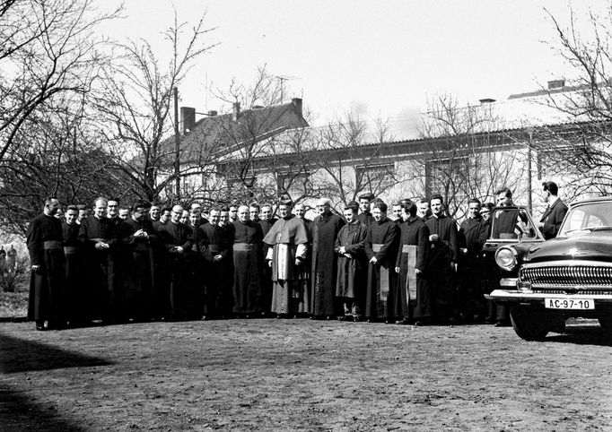 Život bývalého kardinála a pražského arcibiskupa pražského Dominika Duky na archivních snímcích.