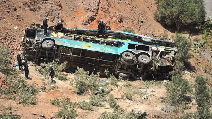 Záchranáři u autobusu, který se zřítil z více než stometrového srázu poblíž jihoperuánského města Arequipa.