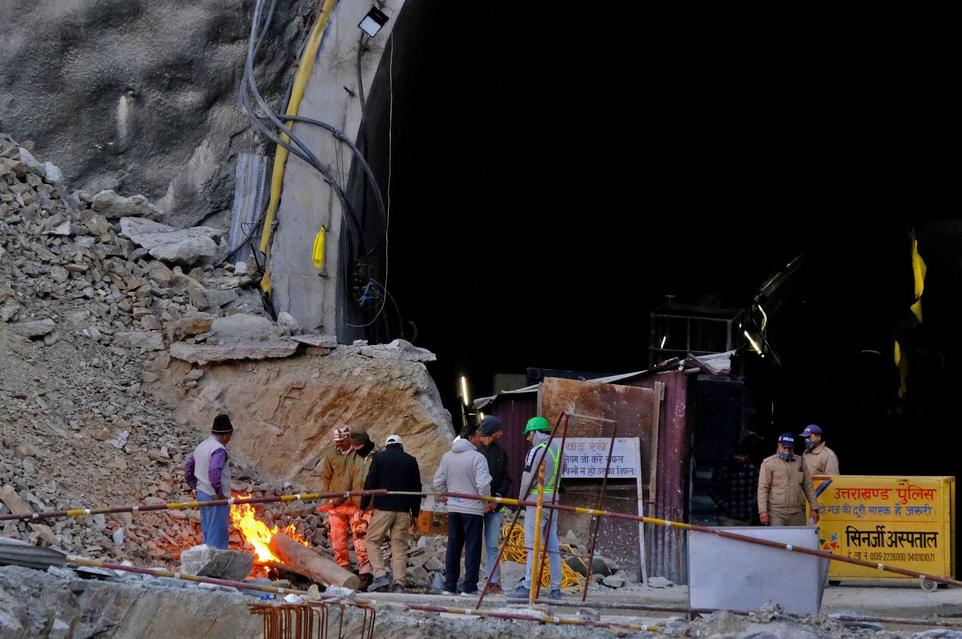 Dělníci uvěznění v tunelu v Indii
