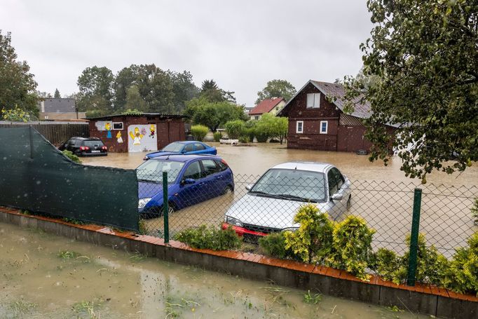 Říčka Polančice zaplavila část Polanky nad Odrou.