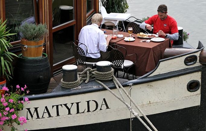 Turistům asi dopravní omezení tak velkou hlavu nedělají. Zatímco na Palackého mostě stojí kolona aut a hlouček lidí na dočasné zastávce, pod mostem v klidu obědvají turisté na výletní lodi Matylda.