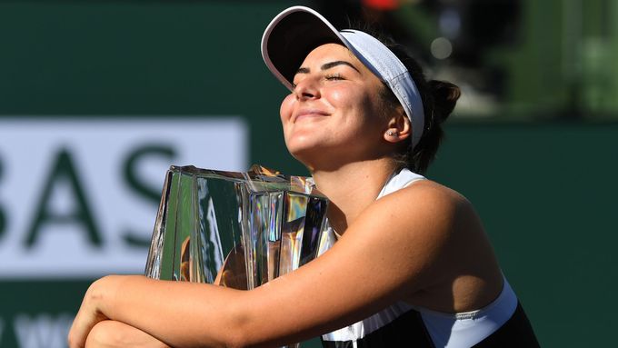 Kanadská tenistka Bianca Andreescuová s trofejí pro vítězku turnaje v Indian Wells