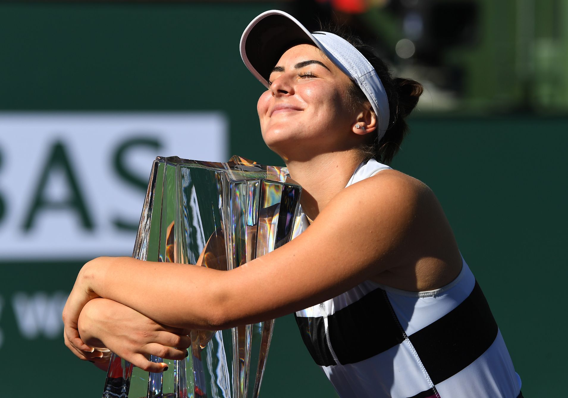 Kanadská tenistka Bianca Andreescuová s trofejí pro vítězku turnaje v Indian Wells