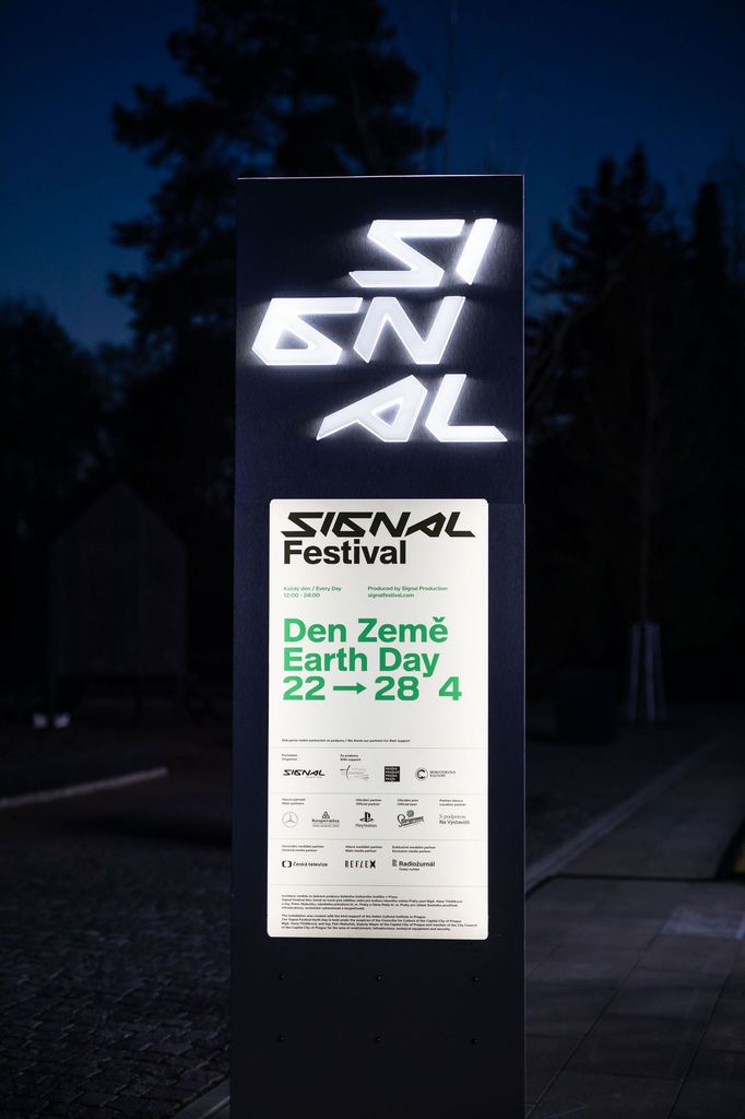 Instalace festivalu Signal v pražské Stromovce.