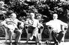 Poklidná fotografie byla velmi vzdálená vyhrocujícím se vztahům mezi představiteli vítězných mocností: britským premiérem Winstonem Churchillem, americkým prezidentem Harrym S. Trumanem a sovětským diktátorem Josifem V. Stalinem (zleva).