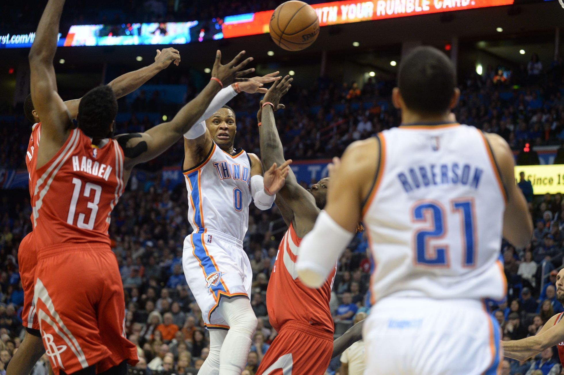 NBA, Oklahoma-Houston: Russell Westbrook (0), Andre Roberson (21) - James Harden (13) a Patrick Beverley (2)