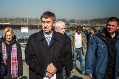 Bude to jako v Brodě, hrozil muž s noži na Babišově mítinku