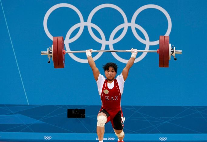 Kazašská vzpěračka Zulfiya Chinschanlo zvedá v novém světovém rekordu činku v kategorii žen do 53 kg na OH 2012 v Londýně.