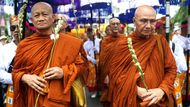 Vesak je největší buddhistický svátek, který připadá na den úplňku v měsíci květnu. V Indonésii se slaví především u chrámu Borobudur. Průvod mnichů zde symbolizuje cestu Siddhárthy Gautamy Buddhy od jeho narození přes dosažení osvícení až po vstup do parinirvány. Všechny tyto události se podle tradice odehrály právě v den Vesaku.