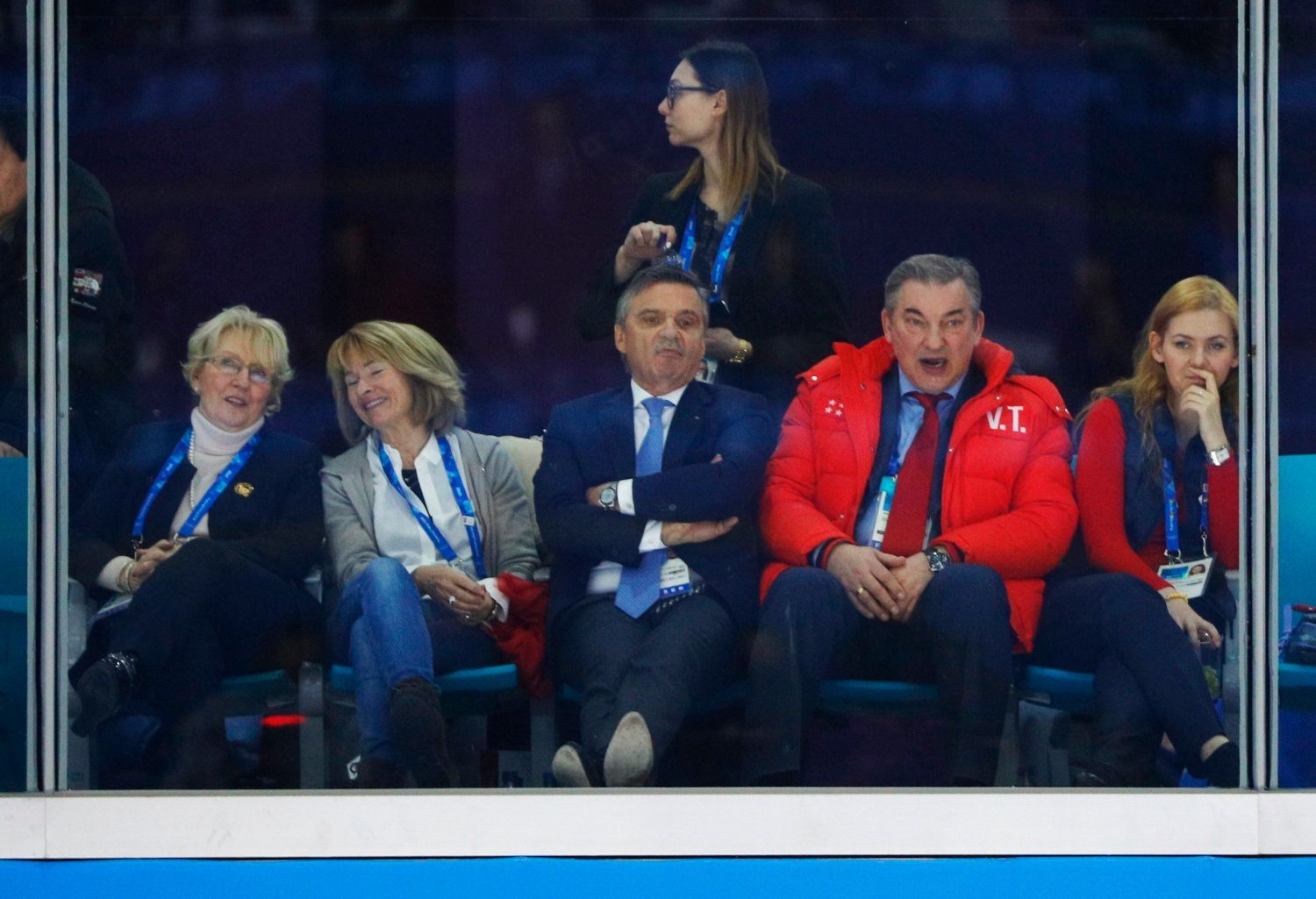Vladimír Treťjak (v červené bundě) sleduje finále Rusko - Německo na ZOH 2018