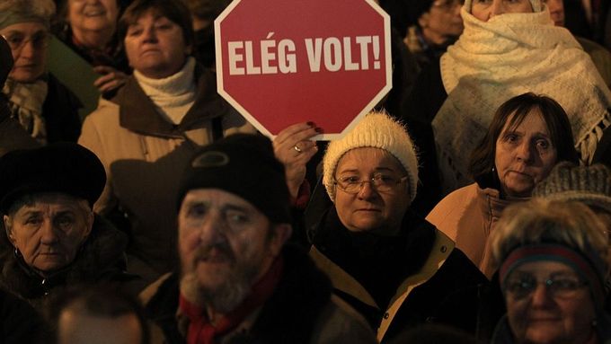 "Už dost!" Takhle demonstrovali Maďaři poté, co nová ústava vstoupila v platnost.