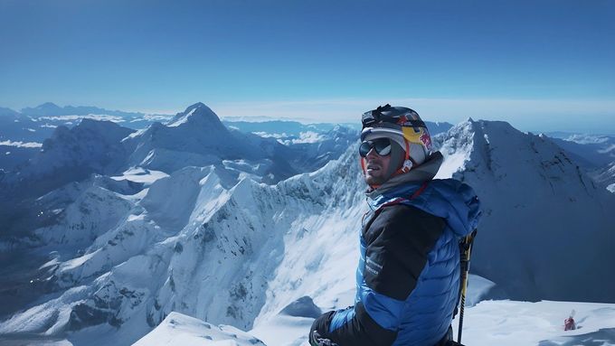 Na vrcholu Everestu strávil Andrzej Bargiel jen pár minut, pak se vydal na lyžích do hlubiny pod ním.