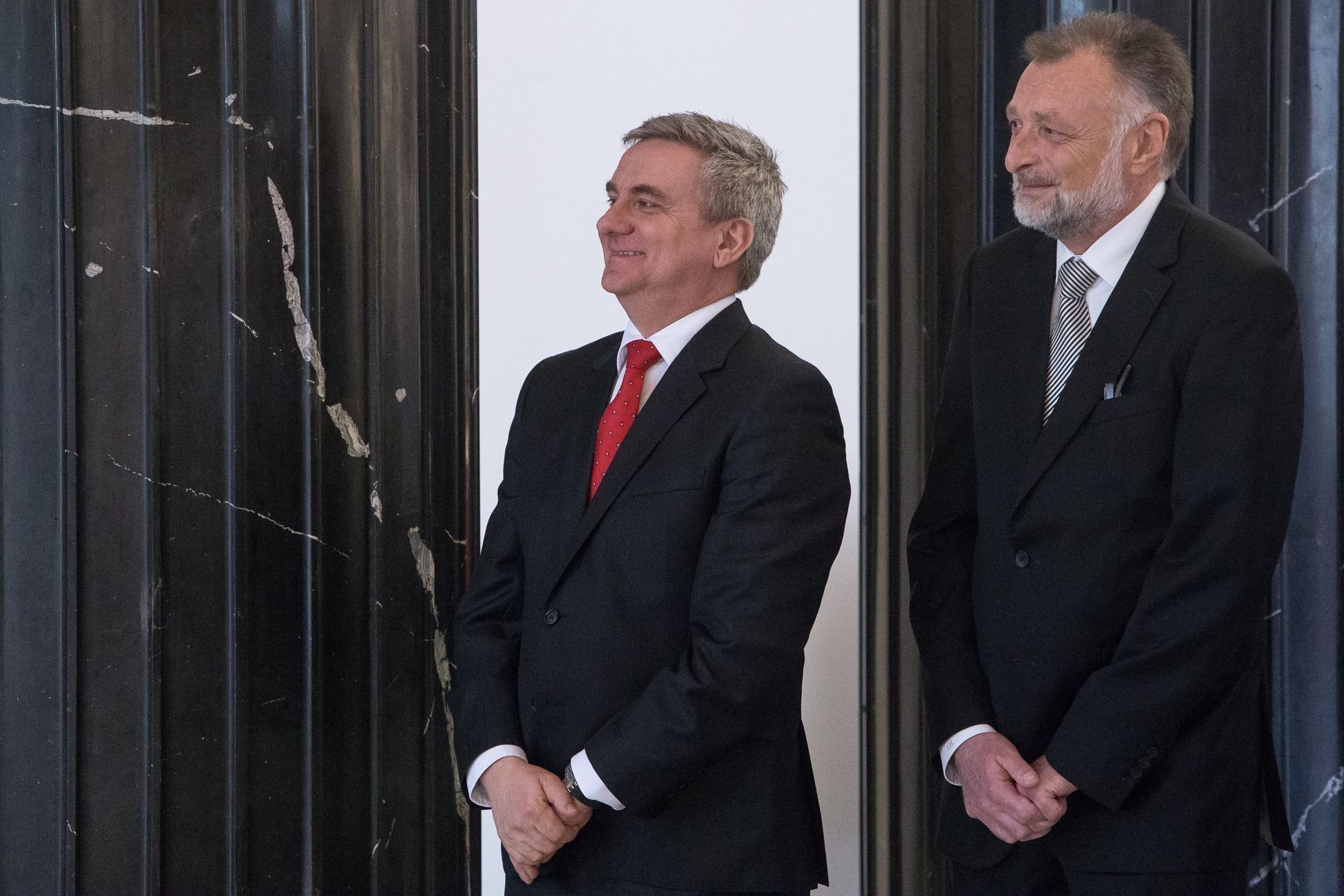 Miloš Zeman oznámil kandidaturu na prezidenta - jeho TK, aktivisté před Hradem